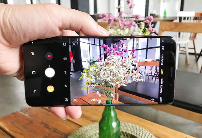 Ở chế độ quay siêu chậm Super Slow-mo, Galaxy S9+ có khả năng thu được 960 khung hình trên giây, tạo nên những khoảnh khắc tuyệt vời với những thước phim tốc độ siêu chậm. Galaxy S9 và S9+ còn mang đến tính năng Motion Detection thông minh có thể tự động phát hiện chuyển động trong khung hình và tự động bắt đầu ghi lại - tất cả những gì người dùng cần làm là thiết lập góc quay.