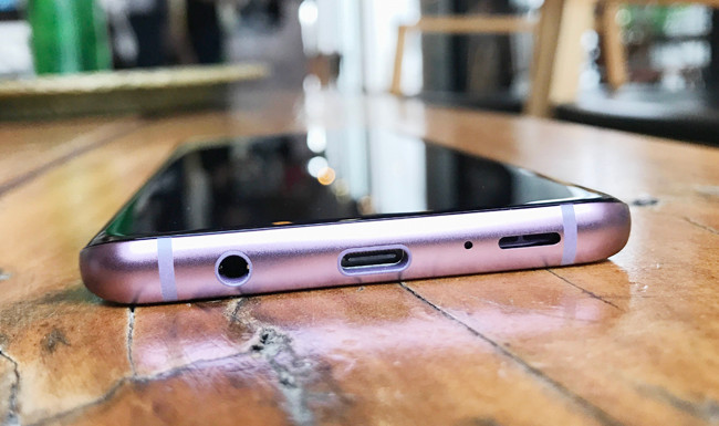 Galaxy S9+ có khả năng kháng nước, kháng bụi IP68, và sạc không dây đặc biệt.