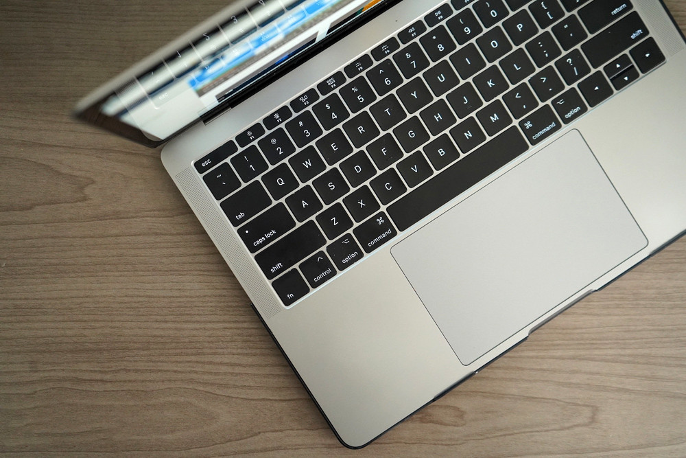 O SSD trong Macbook Pro 13 inch dinh loi gay mat du lieu