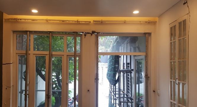 Có khoảng 10 nhà dân bị lún, nứt, có nhà lún sâu cả nửa mét. Các hộ dân dọn nhà đi nơi khác lánh nạn.