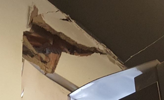 Việc đóng cọc nhồi khiến nhà dân nứt, mảng bê tông bong tróc.