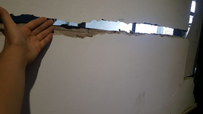 Nhiều căn nhà bị nứt rỗng có nguy cơ bị sập.