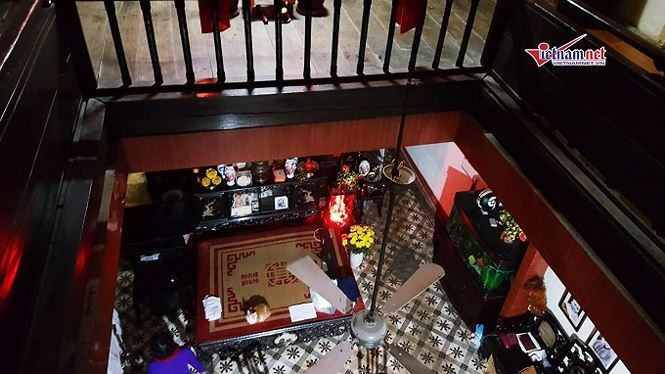 Gác 2 được dùng để chứa hàng hay kê giường ngủ nên có độ cao không quá 2,2m, sàn bằng gỗ. Nếu cần phát triển hơn nữa về diện tích để ở thì người Hà Nội xưa thường phát triển nhà theo chiều cao để thành những tầng nhà.