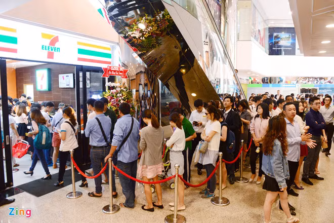 Rất nhiều chuỗi ngoại lớn chọn quận 1, TP.HCM làm nơi mở cửa hàng đầu tiên tại Việt Nam. Ảnh: Lê Quân.