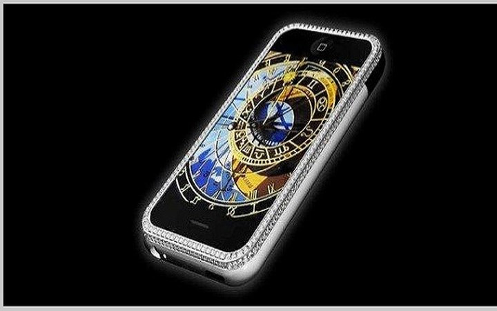 Thêm một chiếc điện thoại họ nhà Apple vào danh sách là IPhone Princess Plus 7, có cạnh được bao phủ bằng kim cương 17,75 karat.