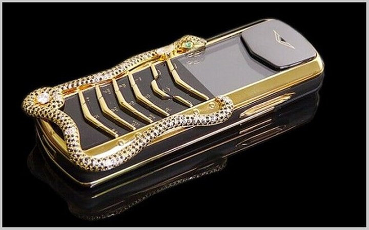 Vertu Signature Cobra trị giá 310.000 USD (hơn 7 tỷ đồng) là dòng Vertu đắt nhất thế giới. Dòng điện thoại này có hai màu sắc là vàng và trắng, với chữ Vertu làm bằng vàng 22 karat.