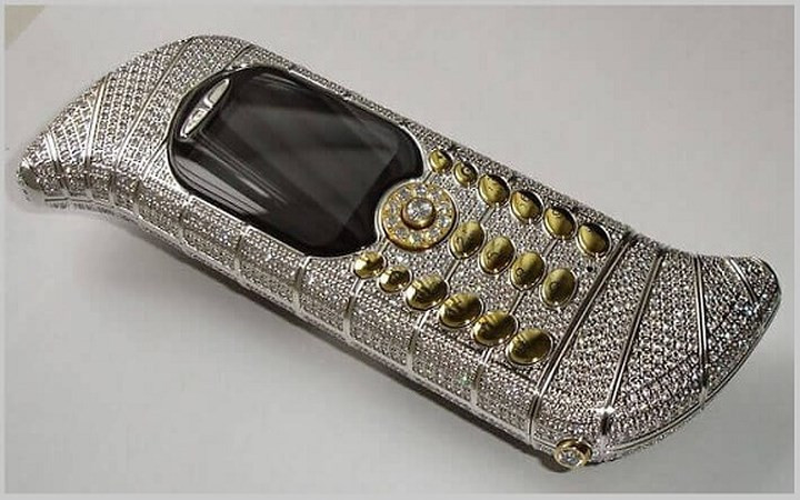 Goldvish Le Million 1,2 triệu USD (27,6 tỷ đồng), là thiết kế của Emmanuel Gueit và phát hành tại Swaziland. Điện thoại này cũng được chứng nhận là điện thoại đắt nhất tại Pháp 9/2006, nhờ lớp vỏ được làm bằng vàng trắng 18k và kim cương 20 karat.