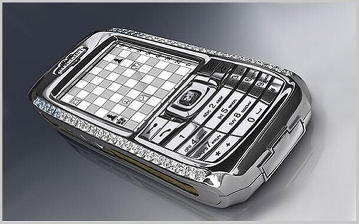 Điện thoại thông minh Diamond Crypto giữ vị trí thứ 4 với trị giá 1,3 triệu USD (29,9 tỷ đồng) được phát hành năm 2006. Tuy không có tính năng đặc biệt và còn chẳng có cả camera, nhưng Crypto đắt giá nhờ được bao phủ bởi vàng trắng và 50 viên kim cương quý giá.