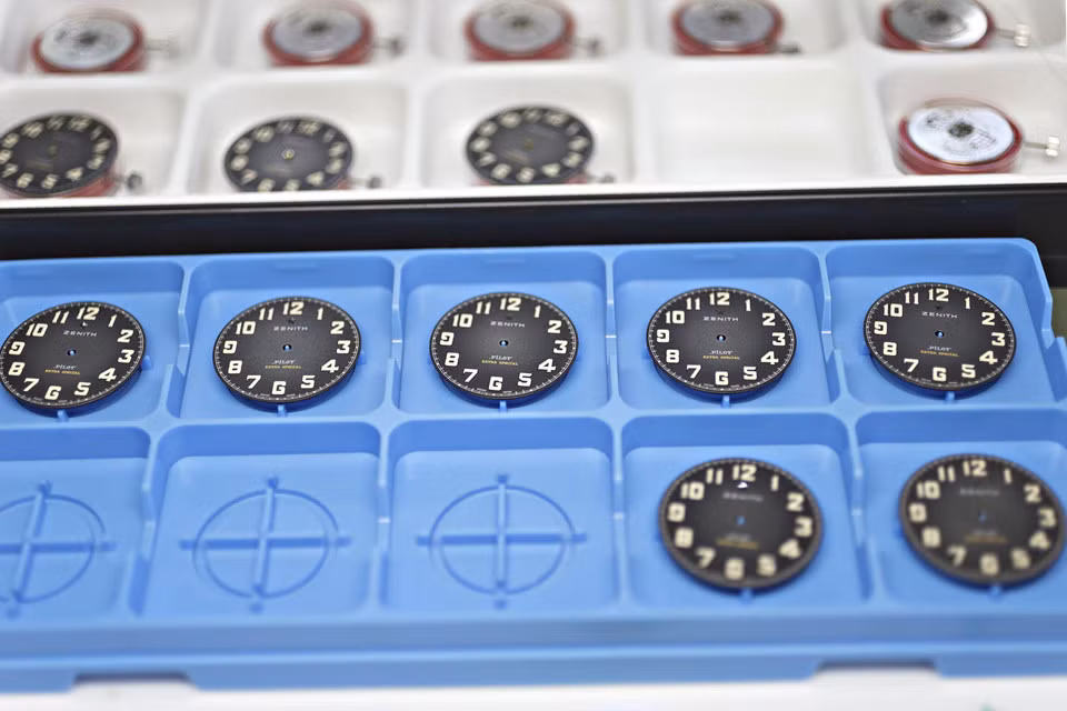 Các chữ số trên mặt đồng hồ của đồng hồ Thụy Sỹ Zenith Pilot Extra Extra được lót bằng vàng và chứa SuperLuminova - chất giúp chữ số phát sáng thời gian dài trong bóng tối. Các kim đồng hồ sẽ được lắp sau và cũng có chất giúp phát sáng.