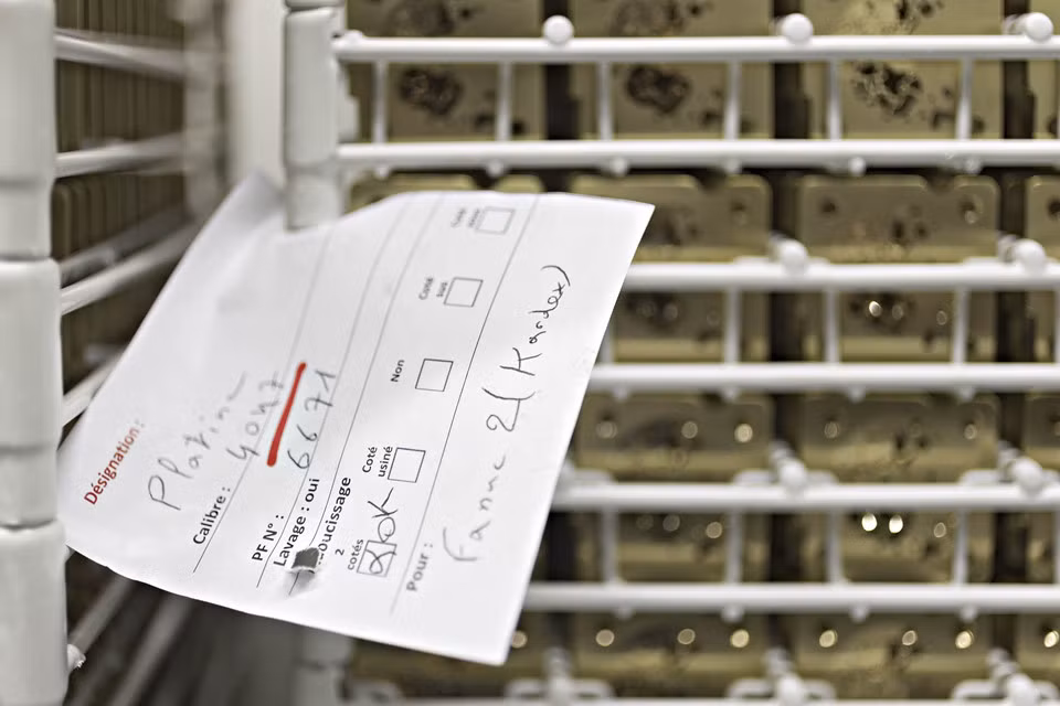 Các thành phần platin và vàng nhỏ được xếp vào kệ trong nhà máy.