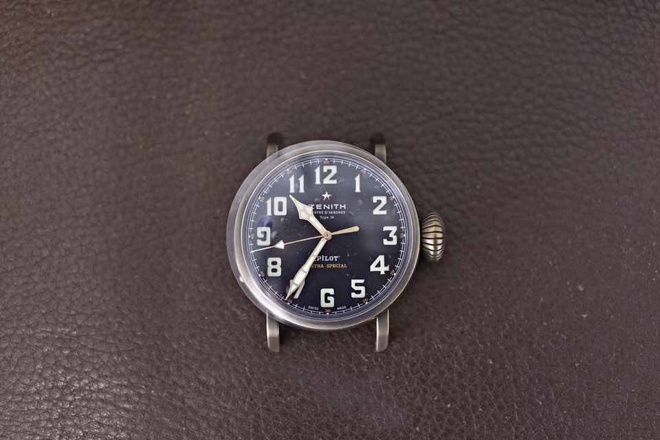 Chiếc đồng hồ đeo tay Zenith Pilot Extra Special chỉ cần thêm dây đeo là có thể chuyển tới cửa hàng hoặc tận tay khách hàng. Giá của mỗi chiếc đồng hồ này khoảng 4.300 USD. Sản phẩm này ban đầu thiết kế dành cho các phi công chiến đấu.