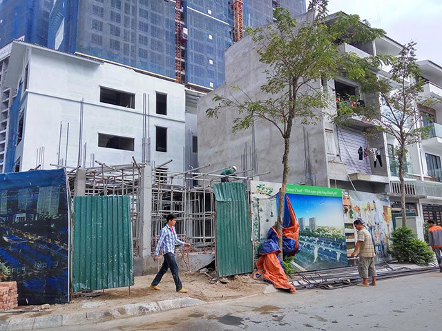 Nhiều người dân mua nhà tại dự án này cũng đang lo lắng, giấy phép xây dựng được UBND quận Hai Bà Trưng cấp không đúng thẩm quyền có bị thu hồi hay không? Đặc biệt, quyền lợi người mua những căn hộ biệt thự liền kề này có bị ảnh hưởng gì?