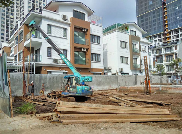 Sai phạm tại dự án Green Pearl 378 Minh Khai về việc cấp giấy phép xây dựng đã được Thanh tra chính phủ chỉ rõ. Nhưng tới nay nhiều công trình mới trong khu đất nhà ở thấp tầng vẫn được thi công.