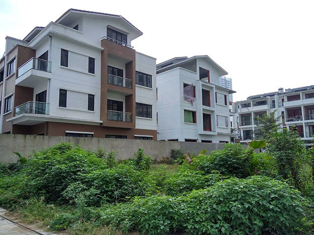 Bên cạnh về sai phạm cấp phép xây dựng cho những dãy nhà ở thấp thầng không đúng thẩm quyền, Thanh tra Chính phủ còn kết luận, dự án Green Pearl 378 Minh Khai đã sai phương án quy hoạch. Cụ thể, dự án được Sở Quy hoạch - Kiến trúc chấp thuận điều chỉnh tổng mặt bằng và phương án kiến trúc không phù hợp với quy hoạch phân khu H2-4 tỷ lệ 1/2000 được UBND TP Hà Nội phê duyệt, vi phạm nghị định của Chính phủ về lập, thẩm định, phê duyệt và quản lý quy hoạch đô thị. Theo đó, vi phạm này đã làm giảm diện tích cây xanh khu đất E1-CX1 từ 7.600 m2 xuống còn 2.573,7 m2.