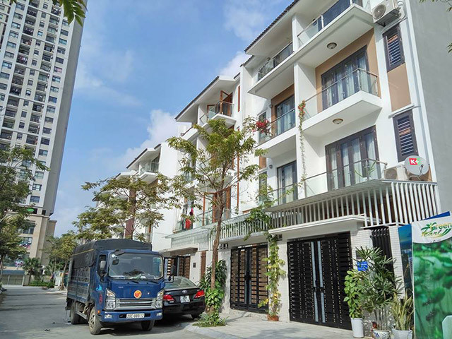 Trong đó, Thanh tra Chính phủ kết luận, dự án Green Pearl 378 Minh Khai thuộc nhóm A, công trình cấp I được Cục Quản lý hoạt động xây dựng – Bộ Xây dựng thẩm định thiết kế cơ sở ngày 19.9.2015. Tuy nhiên UBND quận Hai Bà Trưng lại cấp giấy phép xây dựng cho hạng mục nhà ở thấp tầng là không đúng thẩm quyền, vi phạm Luật Xây dựng năm 2014.