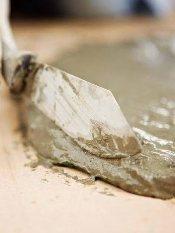 Cậu bé chỉ đổ xi măng vừa đến viền chiếc lá.