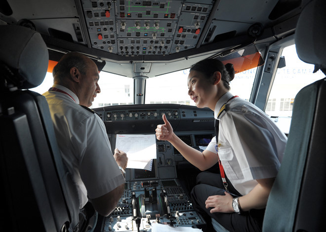 Là hãng hàng không giá rẻ nhưng Vietjet Air lại chi thu nhập cho phi công hậu hĩnh hơn đối thủ. Ảnh: Hoàng Anh.