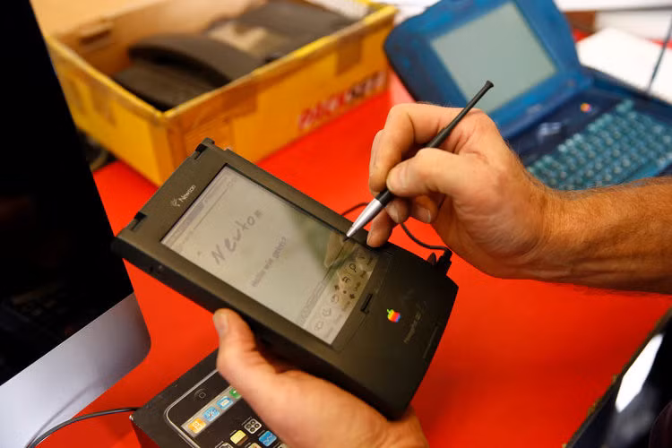 Chiếc Newton, một thiết bị số hỗ trợ cá nhân ra đời năm 1993 và ngừng sản xuất năm 1998, cũng được xem như "ông tổ" của iPhone.