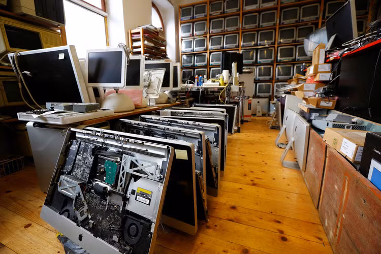 Một phần màn hình iMac đặt trên sàn nhà. Do số lượng thiết bị quá nhiều, Borsky buộc phải chuyển phần lớn ra nhà kho ở ngoại thành.