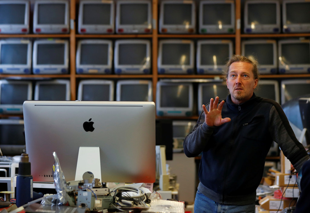 Roland Borsky bắt đầu làm việc cho một công ty sửa chữa thiết bị Apple tại Vienna, Áo từ năm 1980. Hiện tại, bộ sưu tập hàng Apple tại nhà anh đã lên đến con số 1.100 thiết bị, nhiều hơn cả số món đồ ở Bảo tàng Apple tại Prague, Cộng hòa Czech, nơi được xem là bảo tàng Táo khuyết lớn nhất thế giới.