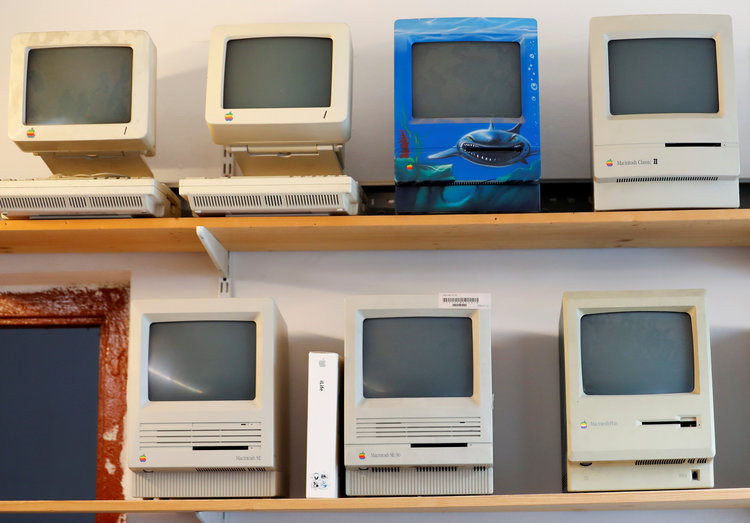 Những chiếc Macintosh SE đặt trên kệ. Sản phẩm được Apple bán ra trên thị trường từ tháng 3/1987 đến tháng 10/1990.