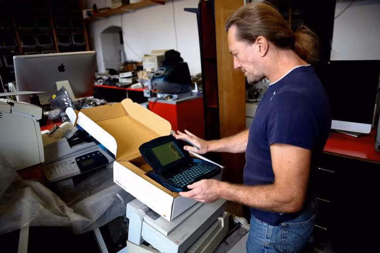 Còn đây là eMate 300, hình mẫu đầu tiên của chiếc Macbook sau này.