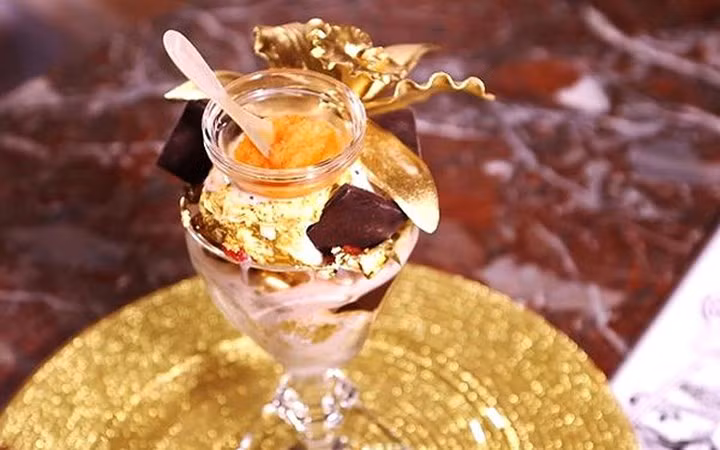 Thực khách tới Serendipity nổi tiếng của New York thường lựa chọn món kem sô-cô-la nổi tiếng. Nhưng những người giàu có có thể thưởng thức món kem đặc biệt và đắt giá hơn rất nhiều. Một phần kem Opulent Sundae có giá tới 1.000 USD (Ảnh: CNBC)