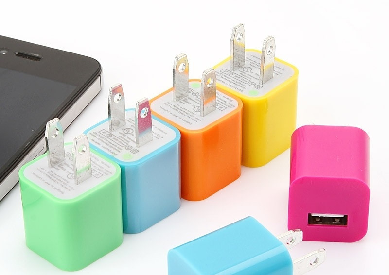 Sử dụng cục sạc trôi nổi - Phụ kiện sạc cáp chính hãng của Apple thường có giá tương đối cao, vì thế nhiều người dùng lựa chọn những sản phẩm thay thế có giá rẻ hơn để tiết kiệm chi phí. Tuy nhiên, cần phải hết sức cẩn thận khi chọn những phụ kiện này bởi chúng có thể gây nên nguy cơ chập điện, gây cháy nổ cho iPhone của bạn.