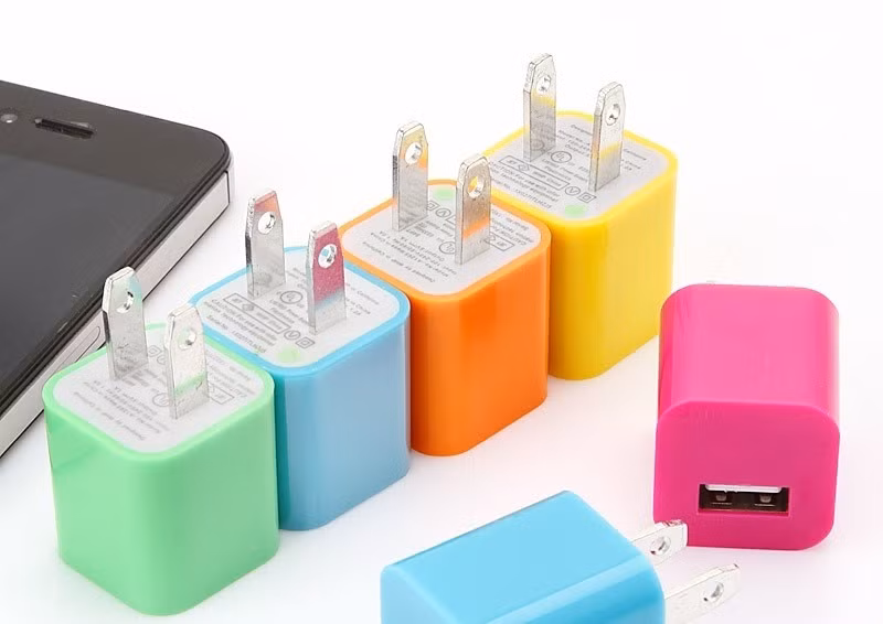 Sử dụng cục sạc trôi nổi - Phụ kiện sạc cáp chính hãng của Apple thường có giá tương đối cao, vì thế nhiều người dùng lựa chọn những sản phẩm thay thế có giá rẻ hơn để tiết kiệm chi phí. Tuy nhiên, cần phải hết sức cẩn thận khi chọn những phụ kiện này bởi chúng có thể gây nên nguy cơ chập điện, gây cháy nổ cho iPhone của bạn.