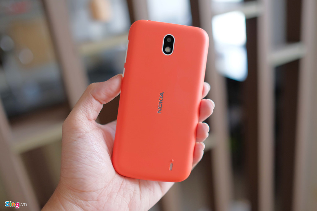 Nokia 1 có thiết kế nhỏ gọn. Mặt lưng làm bằng nhựa nhám cho cảm giác bám tay khi cầm. 