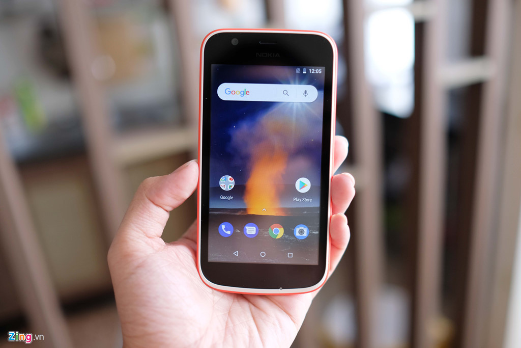 Nokia 1 có màn hình 4,5 inch, độ phân giải 854 x 480 px. Cấu hình ở mức cơ bản với Chip MediaTek MT6737M với RAM 1 GB, bộ nhớ 8 GB. Pin 2.150 mAh cùng camera trước sau 2/5 MP. 