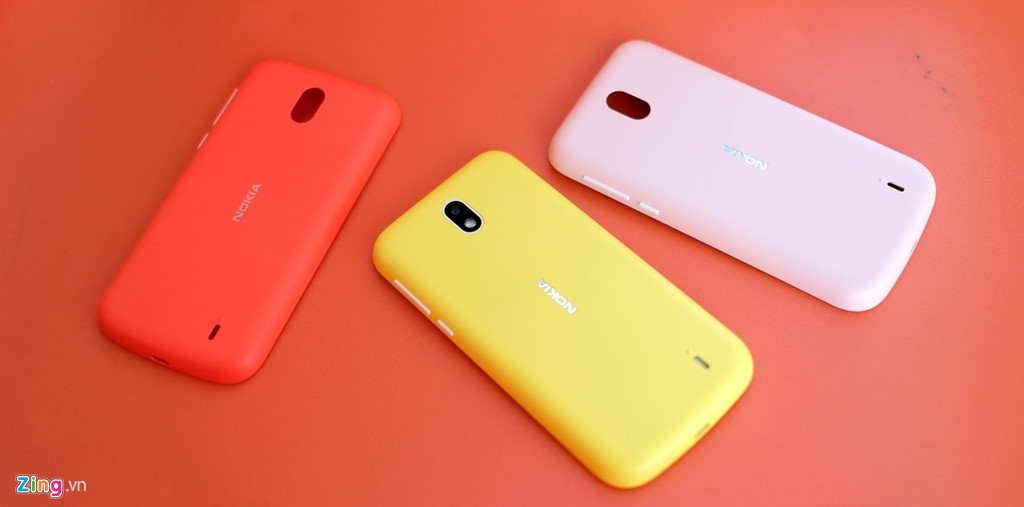 Máy có nhiều phiên bản màu sắc trẻ trung, làm gợi nhớ đến những chiếc Lumia 520 hay 525 trước đây. 