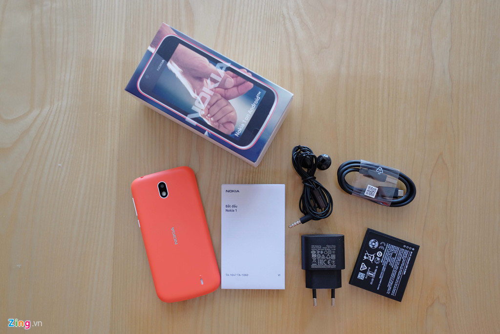 Cách đóng hộp của Nokia 1 rất giống với những chiếc Lumia giá rẻ trước đây. Phụ kiện theo máy khá đầy đủ với sách hướng dẫn sử dụng, củ sạc, cáp micro USB và tai nghe. 