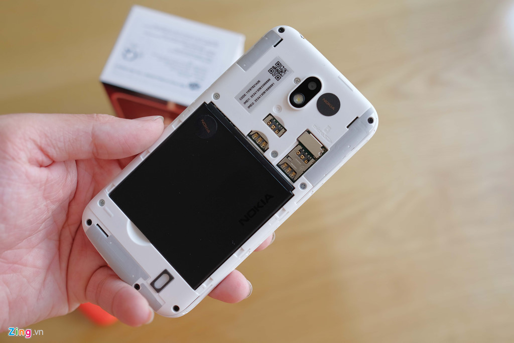 Người dùng có thể dễ dàng tháo phần nắp lưng của máy để lắp sim, thẻ nhớ hoặc thay đổi một số nắp lưng được tặng kèm khi mua máy. 