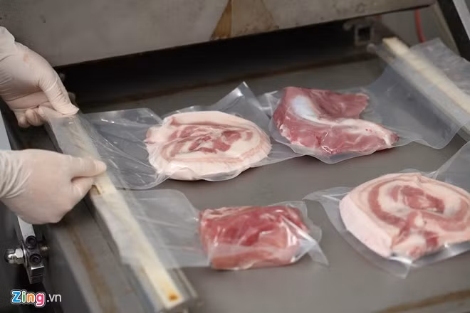 Thịt lợn được đóng gói, hút chân không theo tiêu chuẩn công nghệ chế biến thực phẩm.