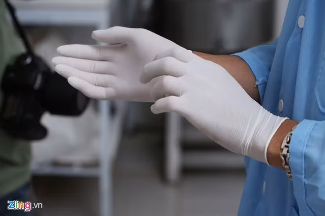 Công nhân pha cắt thị lợn đeo găng tay đảm bảo vệ sinh trong phòng lạnh. Bên trong trại lợn 'ba không' ở Hà Nội.