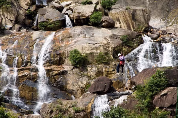 Điểm đặt chân của họ có thể là lưng chừng thác...