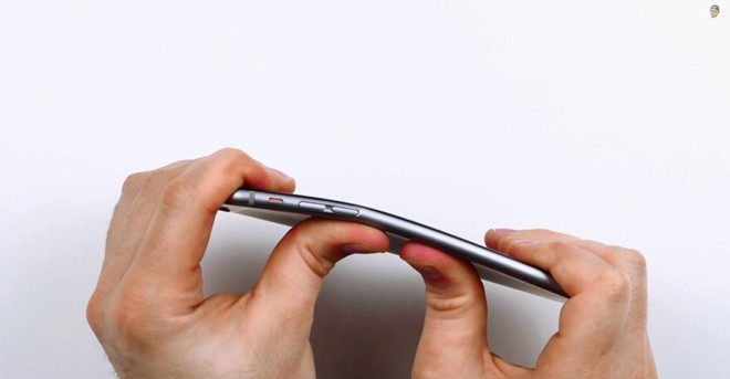 Những chiếc iPhone 6 và 6 Plus dễ bị cong, kể cả khi bẻ bằng tay.