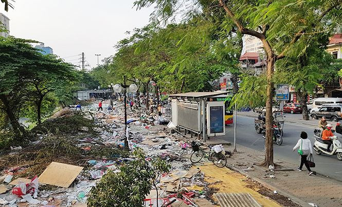 Trước đó, trao đổi với PV Tiền Phong, ông Vũ Hồng Sơn, Chủ tịch UBND phường Láng Hạ cho biết, đã nhiều lần phường đề nghị chủ đầu tư là Ban quản lý dự án Ngã Tư Sở dừng ngay mọi hoạt động kinh doanh dịch vụ tại đây vì những hệ lụy của nó gây ra. Năm 2015, trong biên bản làm việc giữa UBND phường với Ban quản lý dự án Ngã Tư Sở, hai bên đã thống nhất chấm dứt mọi hoạt động kinh doanh dịch vụ trái phép trong chợ tạm.