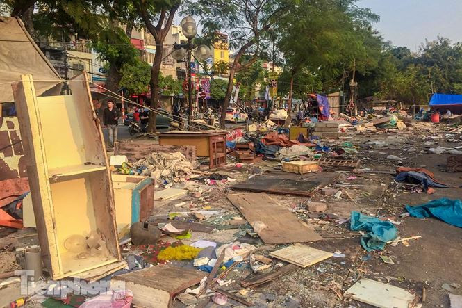 Những đồ dùng, rác thải vứt ngổn ngang sau khi khu chợ tạm bị san phẳng tạo cảnh tượng nhếch nhác, mất mỹ quan đô thị.