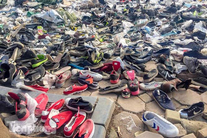 Sau đấy phía Ban quản lý dự án đã có thông báo yêu cầu các hộ kinh doanh ngừng việc kinh doanh ở khu chợ tạm. Thậm chí đã tiến hành niêm phong các ki ốt này nhưng vẫn còn một số trường hợp kinh doanh lén lút.