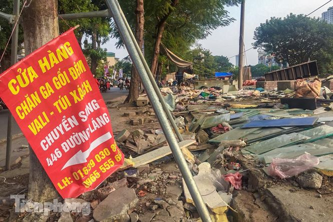 Điều đáng nói, bất chấp thông báo ngừng kinh doanh của các ban ngành chức năng, những ki ốt chợ tạm ở khu vực này vẫn hoạt động kinh doanh buôn bán cho đến nay.