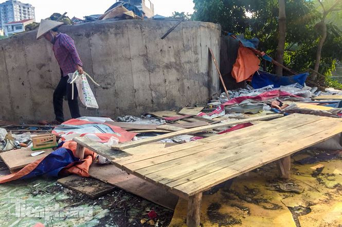 Nhiều người làm nghề ve chai đang nhặt nhạnh những gì còn sót lại ở khu chợ tạm...
