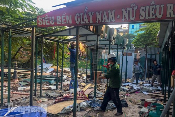 Trước đó, vào năm 2010, gần 800 ki ốt chợ tạm được xây dựng ven sông Tô Lịch để làm nơi kinh doanh tạm của các tiểu thương khi chủ đầu tư thực hiện dự án Trung tâm thương mại-chợ Ngã Tư Sở.