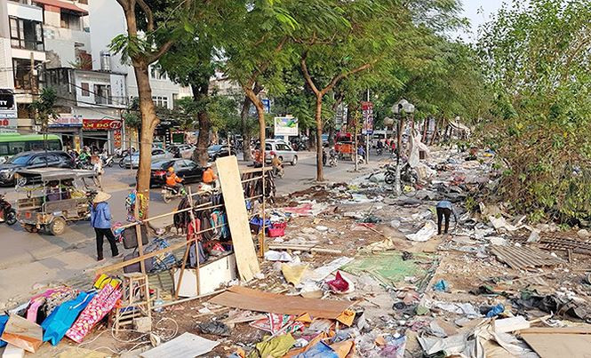 Cảnh nhếch nhác dọc đường Láng đoạn từ ngã tư đường Láng - Lê Văn Lương đến cầu Cống Mọc.