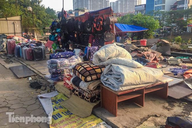 Nhưng sau đấy, do dự án bị tạm dừng nên số ki ốt chợ này hầu như bị bỏ trống. Một số ki ốt được cho thuê để các hộ dân kinh doanh. Đến năm 2014, có khoảng 400 ki ốt thuộc địa bàn phường Ngã Tư Sở bị phá bỏ để nhường chỗ cho dự án đường sắt trên cao Cát Linh - Hà Đông.