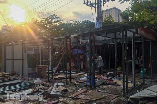 Ngay sau khi Dự án Trung tâm thương mại, chợ Ngã Tư Sở bị Hà Nội công khai dừng hoạt động thì khu chợ tạm Ngã Tư Sở phục vụ cho dự án tồn tại gần chục năm nay ven sông Tô Lịch (dọc đường Láng, quận Đống Đa) cũng chính thức bị xóa sổ.