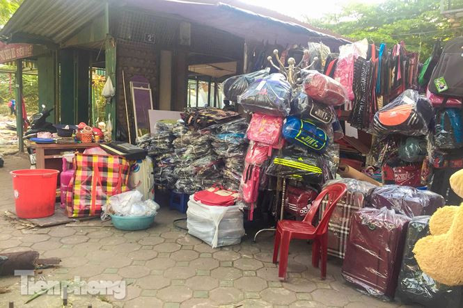 Số ki ốt chợ tạm còn lại chủ yếu nằm trên địa bàn phường Láng Hạ nhưng tồn tại nhiều năm qua không bị dẹp bỏ nên tiềm ẩn nhiều nguy cơ về an ninh trật tự, vệ sinh môi trường, an toàn phòng chống cháy nổ, gây bức xúc cho người dân.