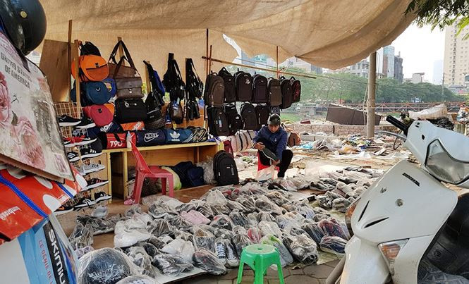 Một số tiểu thương cố bám trụ "xả hàng" trước khi khu chợ tạm bị xóa bỏ.