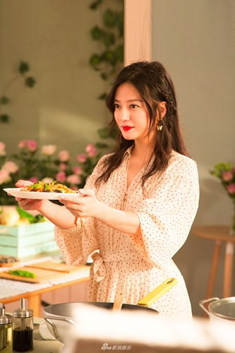 Nữ diễn viên "Hoàn châu cách cách" diện một bộ váy chấm bi dịu dàng, nữ tính.